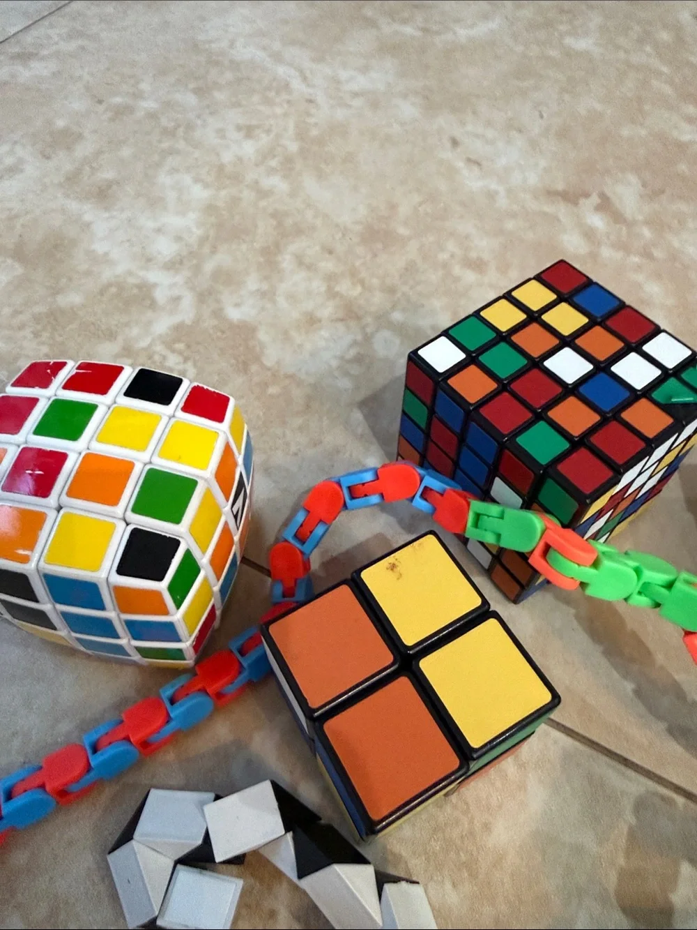 Multicolor fidget tanglers and Rubi cube